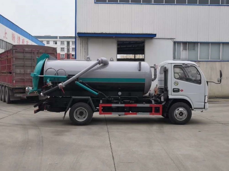 東風多利卡5方吸污車