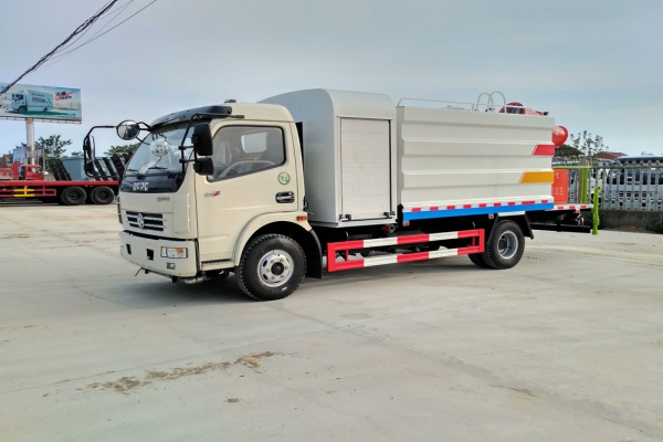 東風(fēng)大多利卡抑塵車(方形6.5噸、30-50米霧炮、單排駕駛室)圖片