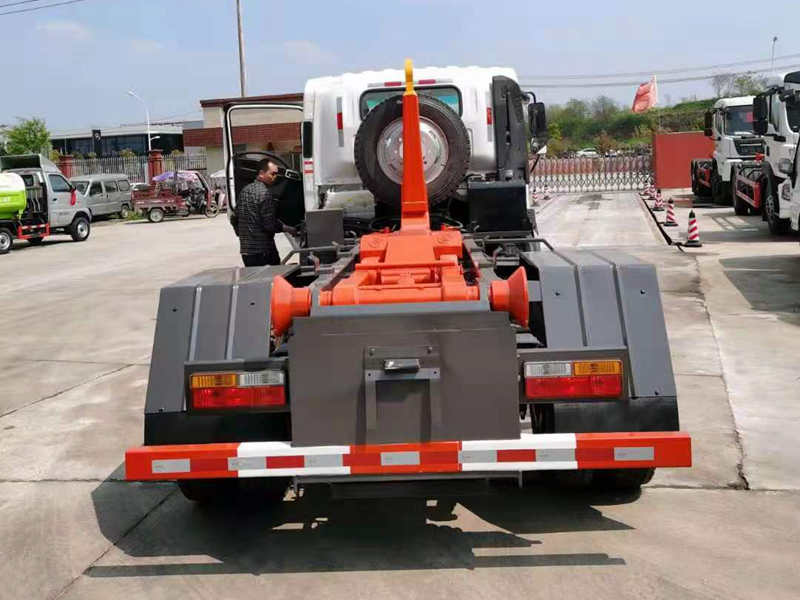 大運(yùn)勾臂式垃圾車(chē)（黃牌）圖片